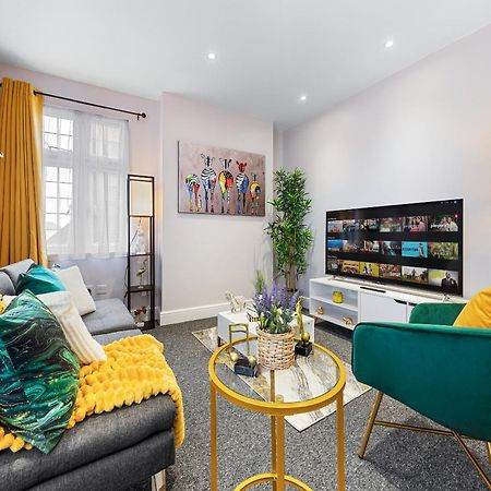 Elegant 2Br London Hideaway- King Bed, Sleeps 6 - Parking- Instant Book- 20 Percent Off Limited Time! Barnet Exteriör bild