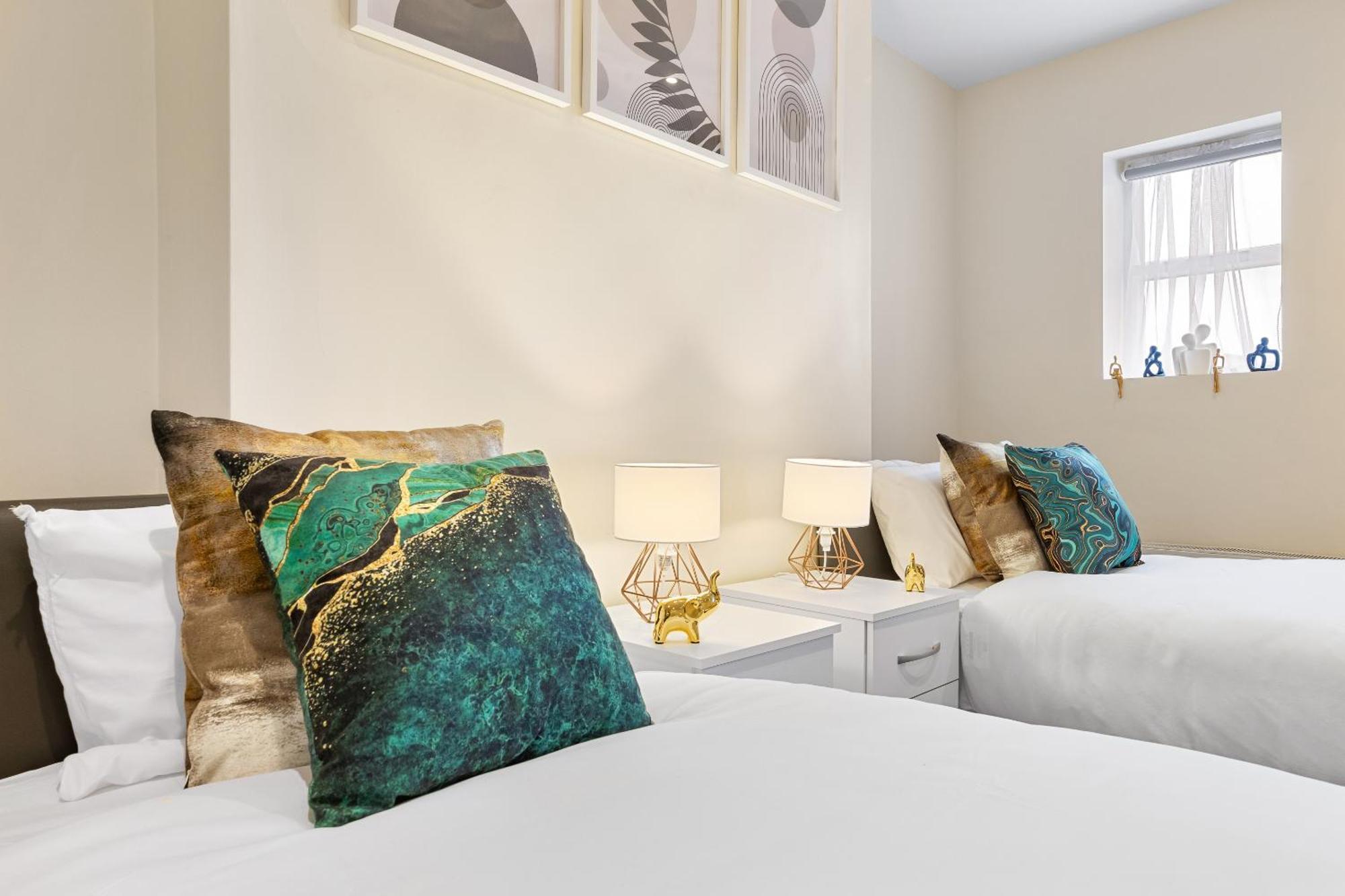 Elegant 2Br London Hideaway- King Bed, Sleeps 6 - Parking- Instant Book- 20 Percent Off Limited Time! Barnet Exteriör bild