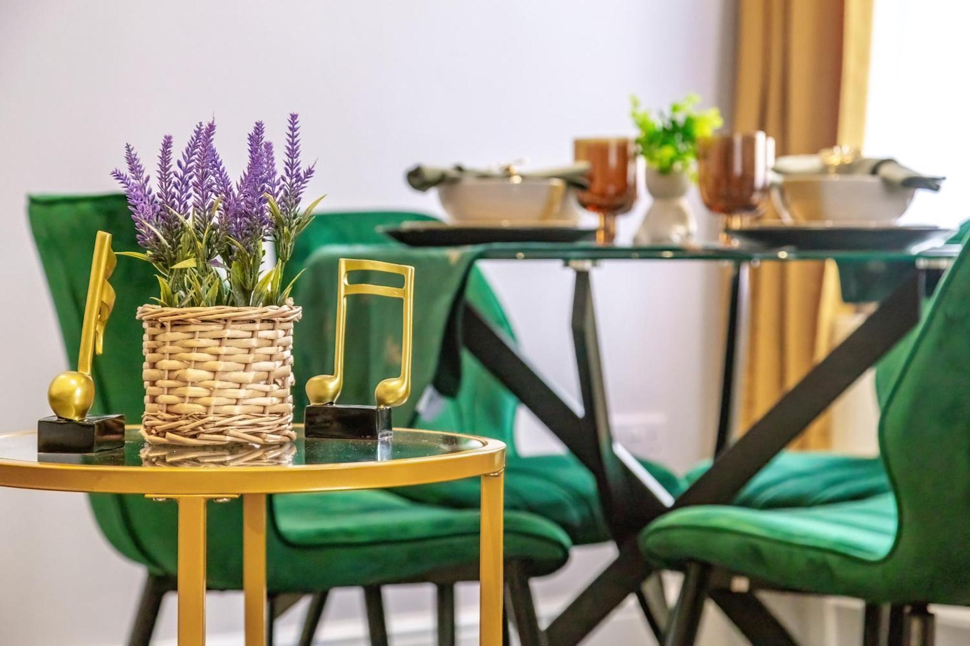 Elegant 2Br London Hideaway- King Bed, Sleeps 6 - Parking- Instant Book- 20 Percent Off Limited Time! Barnet Exteriör bild