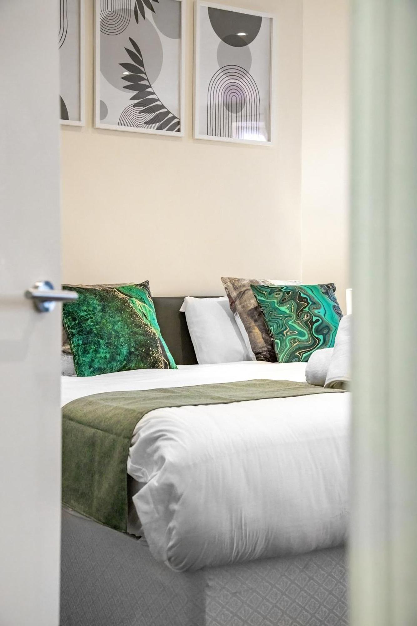 Elegant 2Br London Hideaway- King Bed, Sleeps 6 - Parking- Instant Book- 20 Percent Off Limited Time! Barnet Exteriör bild