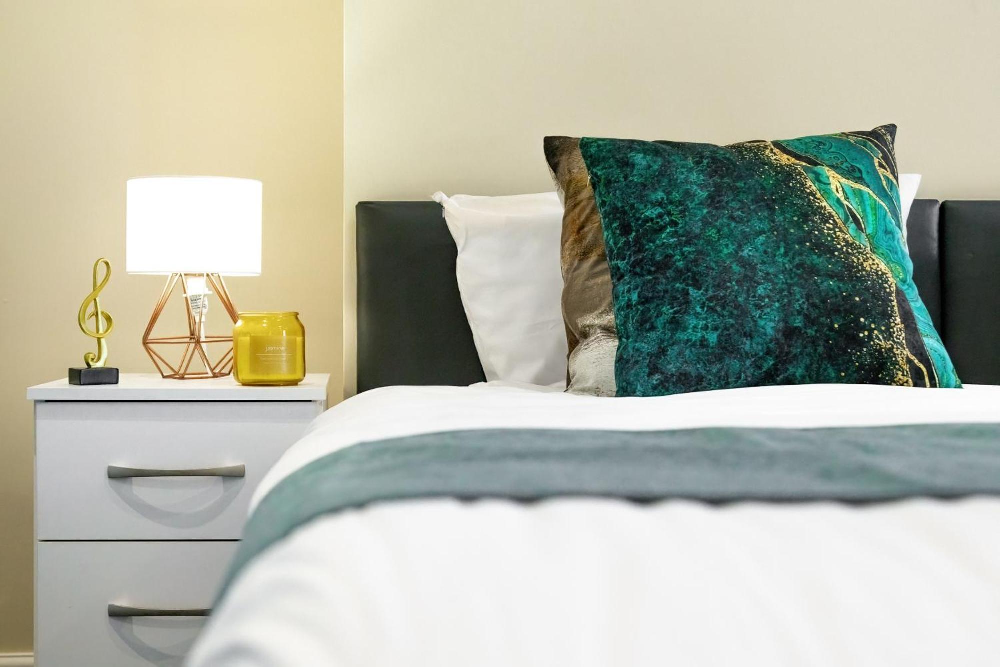 Elegant 2Br London Hideaway- King Bed, Sleeps 6 - Parking- Instant Book- 20 Percent Off Limited Time! Barnet Exteriör bild