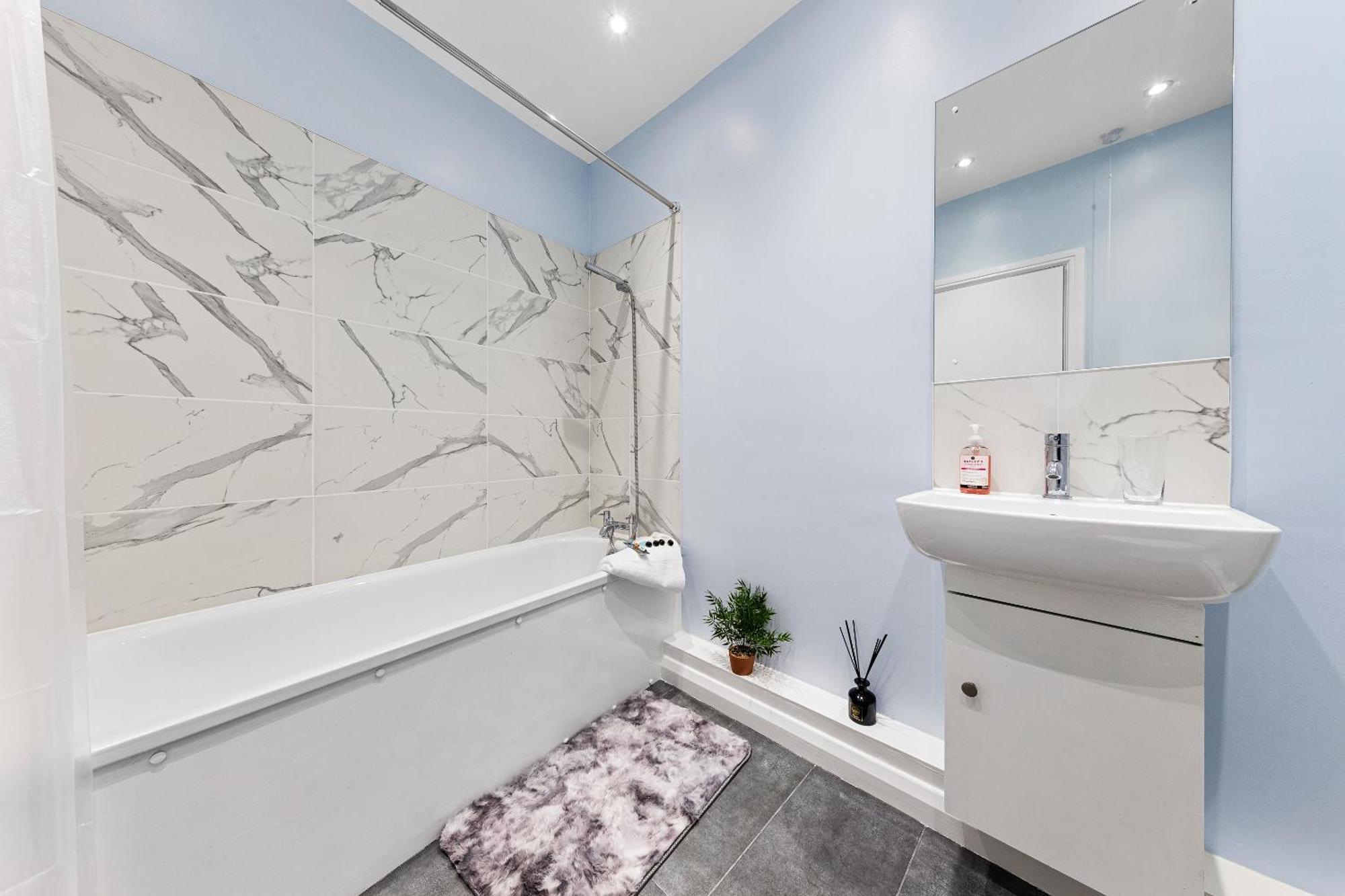 Elegant 2Br London Hideaway- King Bed, Sleeps 6 - Parking- Instant Book- 20 Percent Off Limited Time! Barnet Exteriör bild