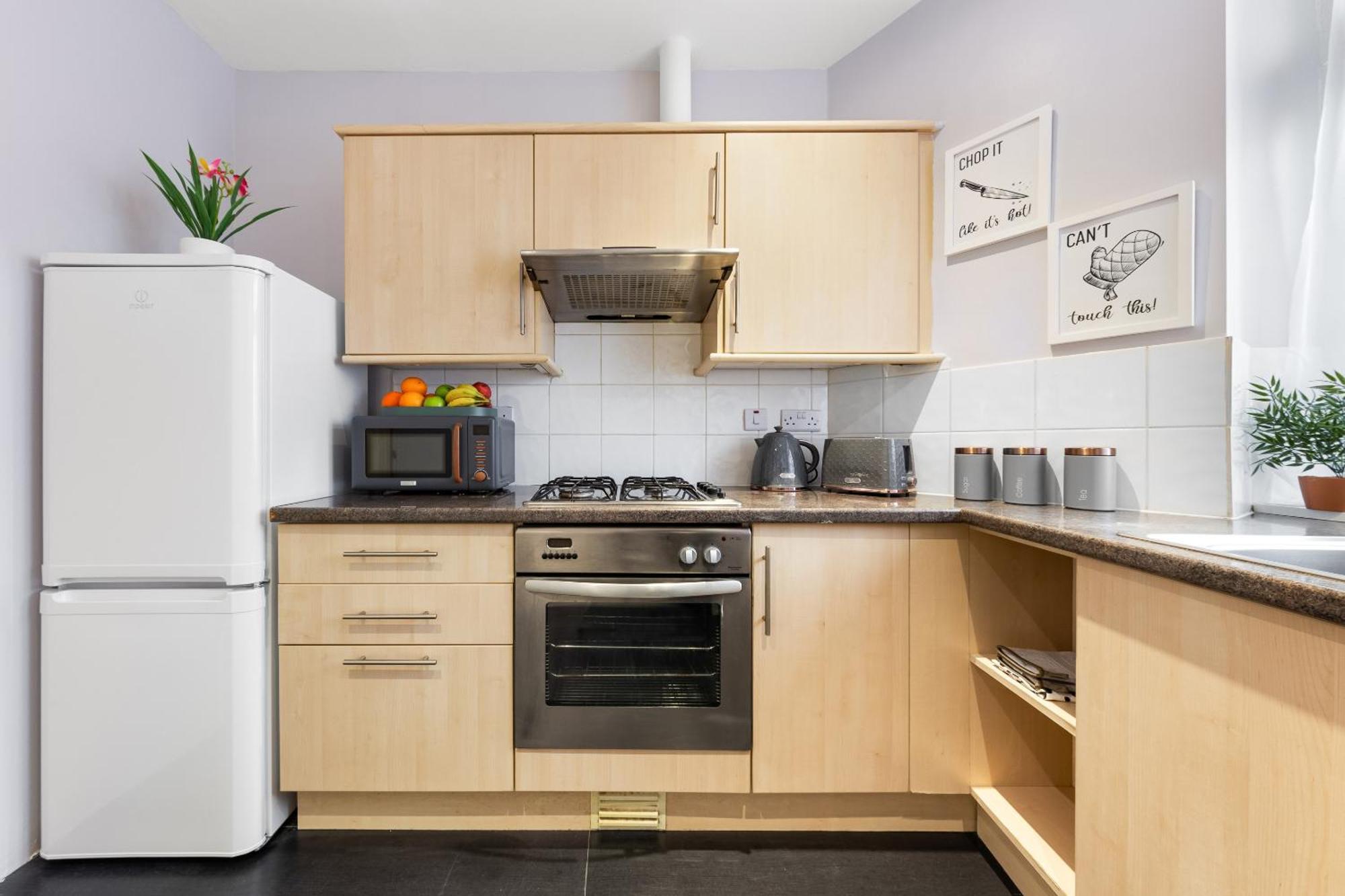 Elegant 2Br London Hideaway- King Bed, Sleeps 6 - Parking- Instant Book- 20 Percent Off Limited Time! Barnet Exteriör bild