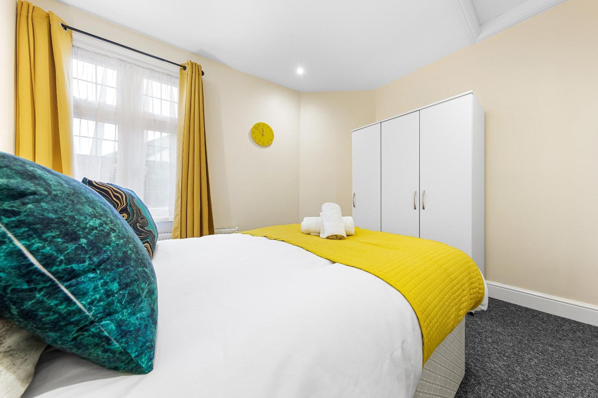 Elegant 2Br London Hideaway- King Bed, Sleeps 6 - Parking- Instant Book- 20 Percent Off Limited Time! Barnet Exteriör bild